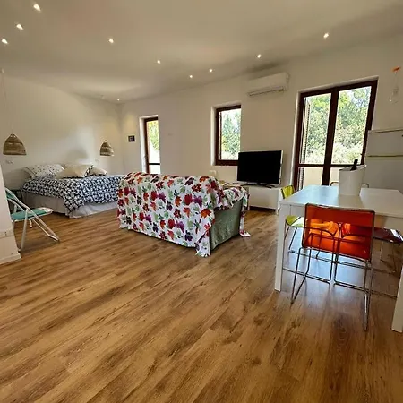 White House & Pool Apartment Giardini Naxos